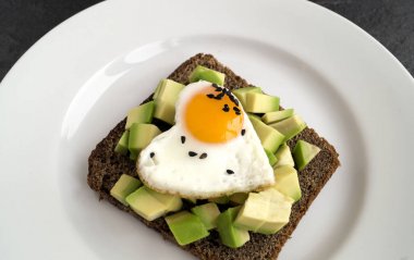 Sevgililer Günü'nde kahvaltı. yumurta ve avokado sandviç.