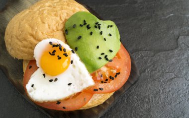 Sevgililer Günü'nde kahvaltı. yumurta ve avokado sandviç.