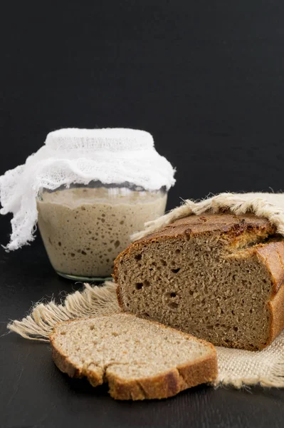 Zelfgemaakte roggebrood op de jute. Gezonde voeding. — Stockfoto