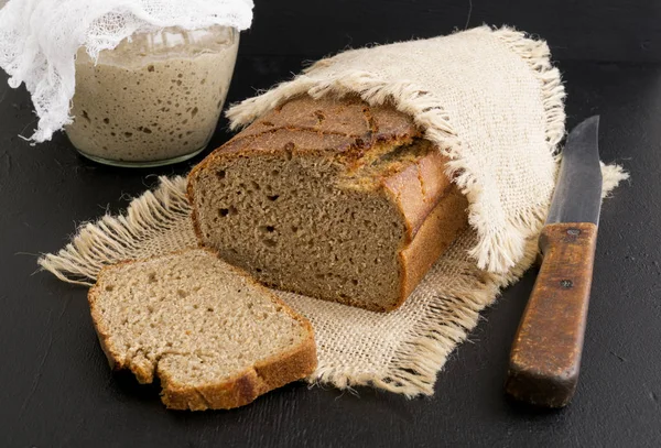 Zelfgemaakte Roggebrood Gesneden Zwarte Achtergrond — Stockfoto