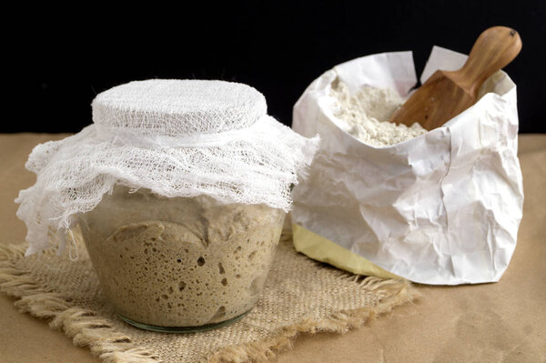 Активное ржаное тесто в стеклянной банке для домашнего хлеба.