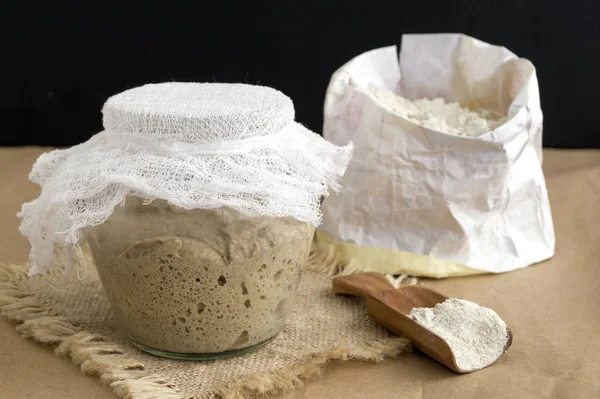 Actief roggebrood in een glazen pot voor zelfgemaakt brood. — Stockfoto