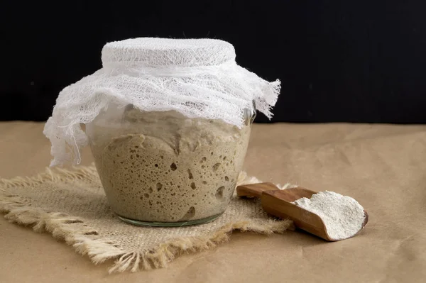 Actief roggebrood in een glazen pot voor zelfgemaakt brood. — Stockfoto