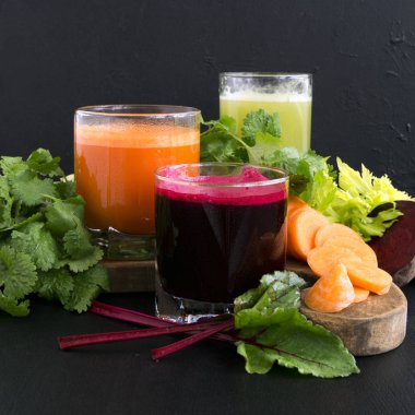 Sebze suyu cam bardak siyah bir arka plan. Pancar, cele