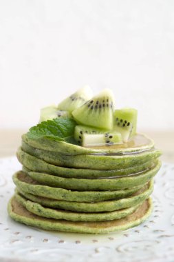 Bir yığın krep şurubu ve kivi ile.