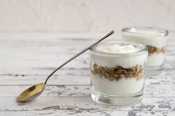 Užitečné domácí jogurt s ořechy a müsli. — Stock fotografie