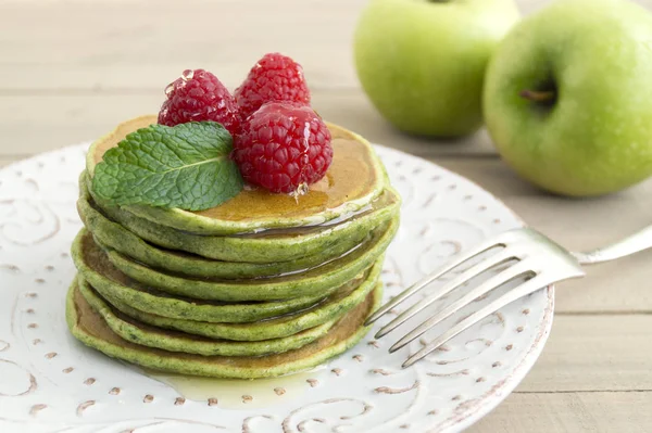 Una pila de panqueques con almíbar y frambuesa . — Foto de Stock