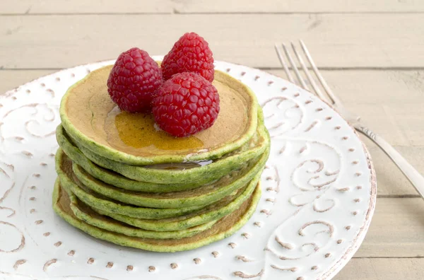 En stack av pannkakor med sirap och raspberryi. — Stockfoto