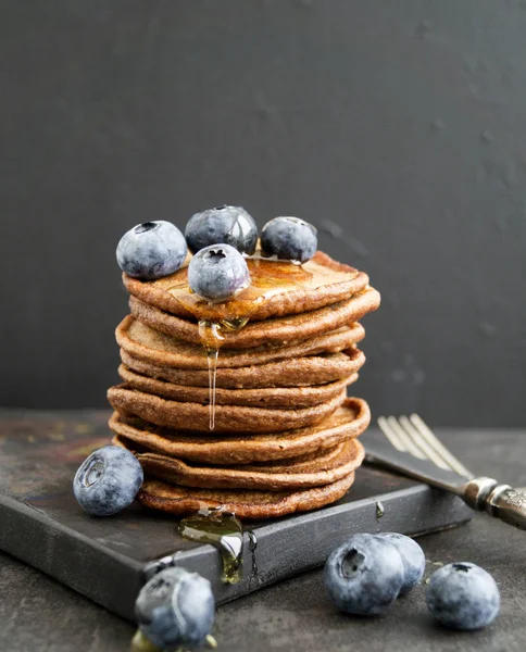 Karanlık bir arka plan üzerinde yaban mersini çikolatalı krep.