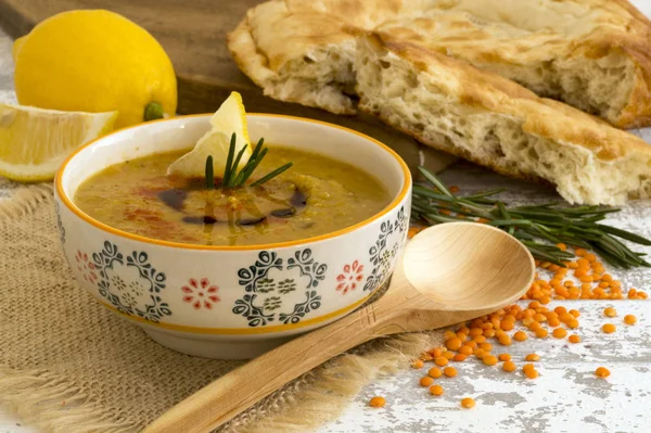 The red lentil soup with Arabic bread. — Stock Photo, Image