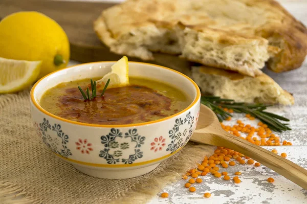 Den røde linsesuppe med arabisk brød . - Stock-foto