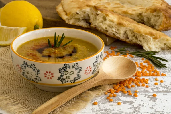 Красный чечевичный суп с арабским хлебом . — стоковое фото