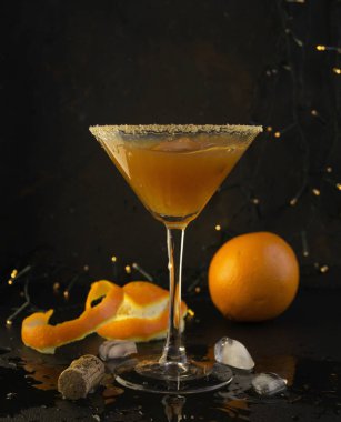 Martini cam siyah arka plan üzerine kokteyl