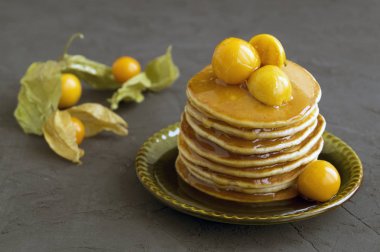 Krep ile zemin-kiraz gri arka plan üzerinde.