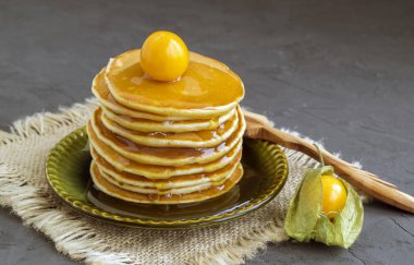 Krep ile zemin-kiraz gri arka plan üzerinde.