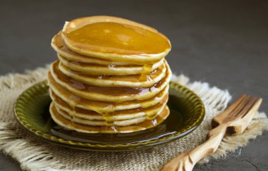 Gri bir arka plan üzerinde ballı krep.