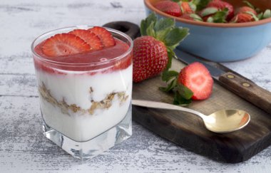 Hafif bir arka plan üzerinde doğal ev yapımı yoğurt.