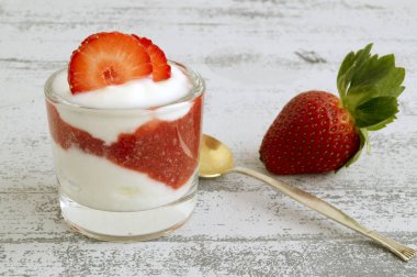 Hafif bir arka plan üzerinde doğal ev yapımı yoğurt.