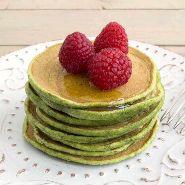 En bunt pannkakor med honung och hallon. — Stockfoto