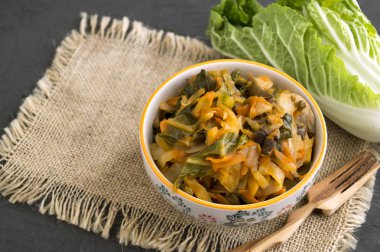 Gri arka plan üzerinde kase haşlanmış lahana.