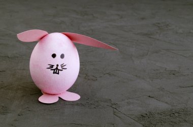 Paskalya yumurta gri arka plan üzerinde renkli.