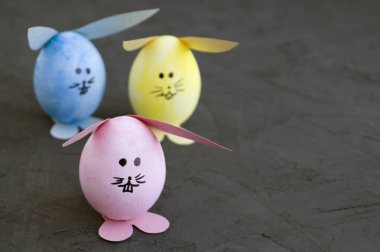 Paskalya yumurta gri arka plan üzerinde renkli.
