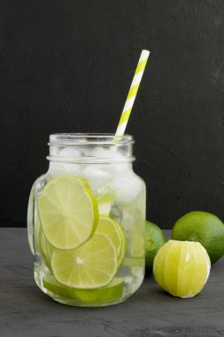 Gri bir arka plan üzerinde limonlu taze limonata canlandırıcı.