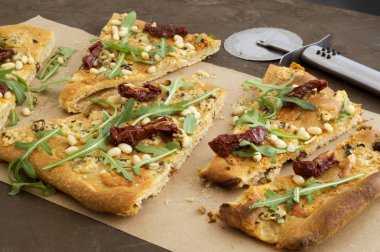 Focaccia roka ve kurutulmuş domates ile.