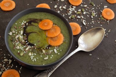 Vejetaryen ıspanak çorbası susam ve keten.