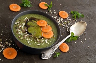 Vejetaryen ıspanak çorbası susam ve keten.