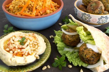 Doğu mutfağı, humus, bulgur buğday ve falafel.
