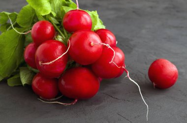 Gri bir arka plan üzerinde taze, olgun turp.