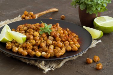 Rustik bir arka plan üzerine kavrulmuş baharatlı nohut.