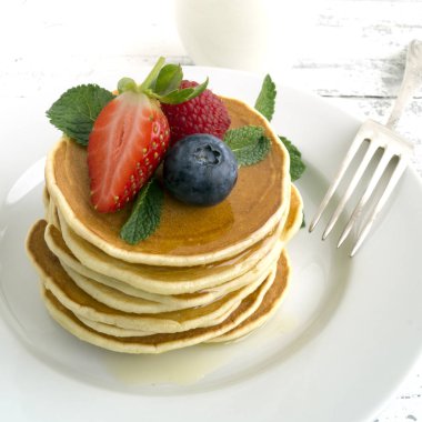 Hafif bir arka plan üzerinde çilek ile Amerikan krep.