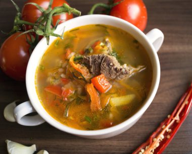 Domates baharatlı çorba. Ulusal Gürcü mutfağı.