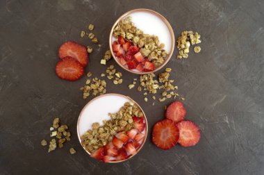 Çilek ve müsli ile ev yapımı doğal yoğurt.