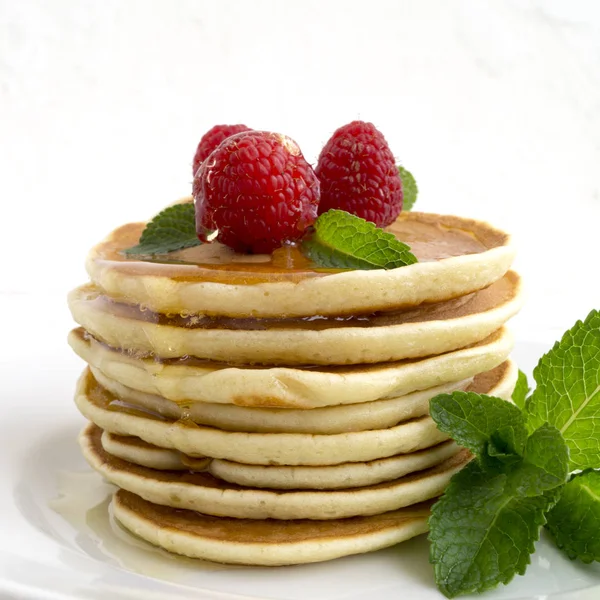 Hafif bir arka plan üzerinde çilek ile Amerikan krep.