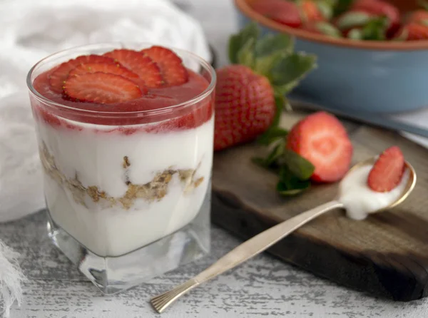 Iogurte natural caseiro com morangos e muesli . — Fotografia de Stock