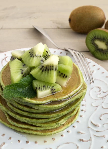 Uma pilha de panquecas com xarope e kiwi . — Fotografia de Stock