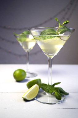 Yüksek cam bardakta limonlu kokteyl.