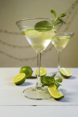 Yüksek cam bardakta limonlu kokteyl.
