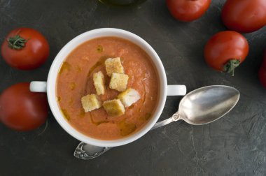 Geleneksel soğuk gazpacho çorbası. İspanyolca, Akdeniz mutfağı.