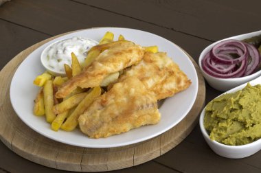 Balık ve patates kızartması. Geleneksel İngiliz yemeği.