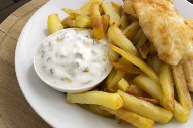 Balık ve patates kızartması. Geleneksel İngiliz yemeği.