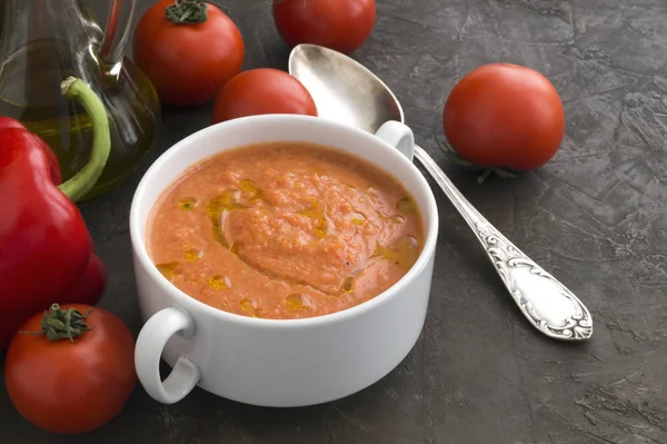Традиционный суп из холодного гаспачо. Испанская, Средиземноморская кухня . — стоковое фото