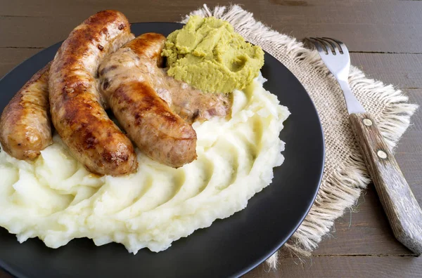 Smällare och mosa. Traditionella brittiska rätter. — Stockfoto