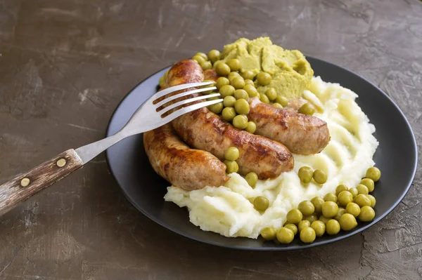 Petárdákat és Mash. Hagyományos brit ételeket. — Stock Fotó