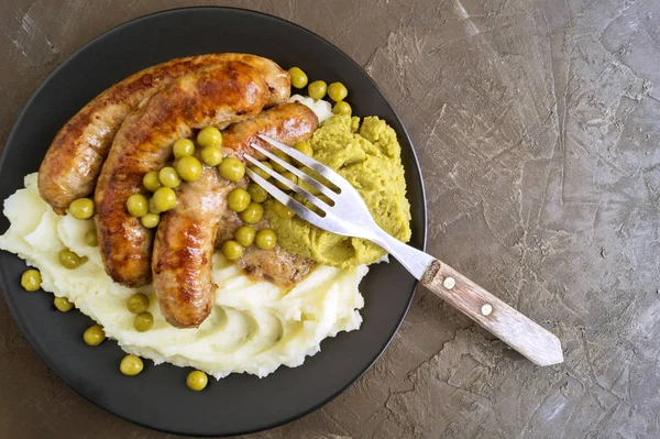 Bangers e Mash. Pratos britânicos tradicionais . — Fotografia de Stock