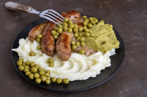 Bangers e Mash. Pratos britânicos tradicionais . — Fotografia de Stock