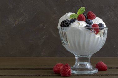 Cam vazo içinde dondurma topları.